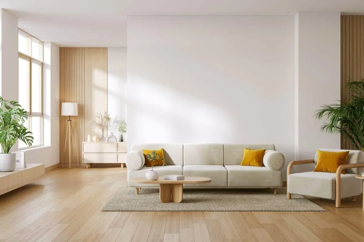 Soggiorno moderno con divano beige, poltrona, tavolino in legno e piante. Perfetto per abbinare porte e infissi con stile.