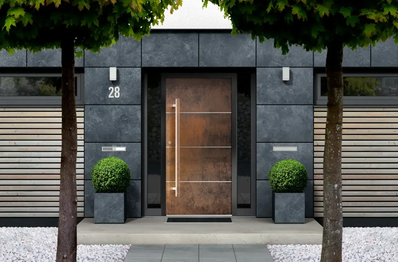Porta esterna moderna con finitura effetto ruggine, maniglia lunga e numero civico 28. L'apertura di questa porta esterna &egrave; un invito a scoprire un'abitazione di design.