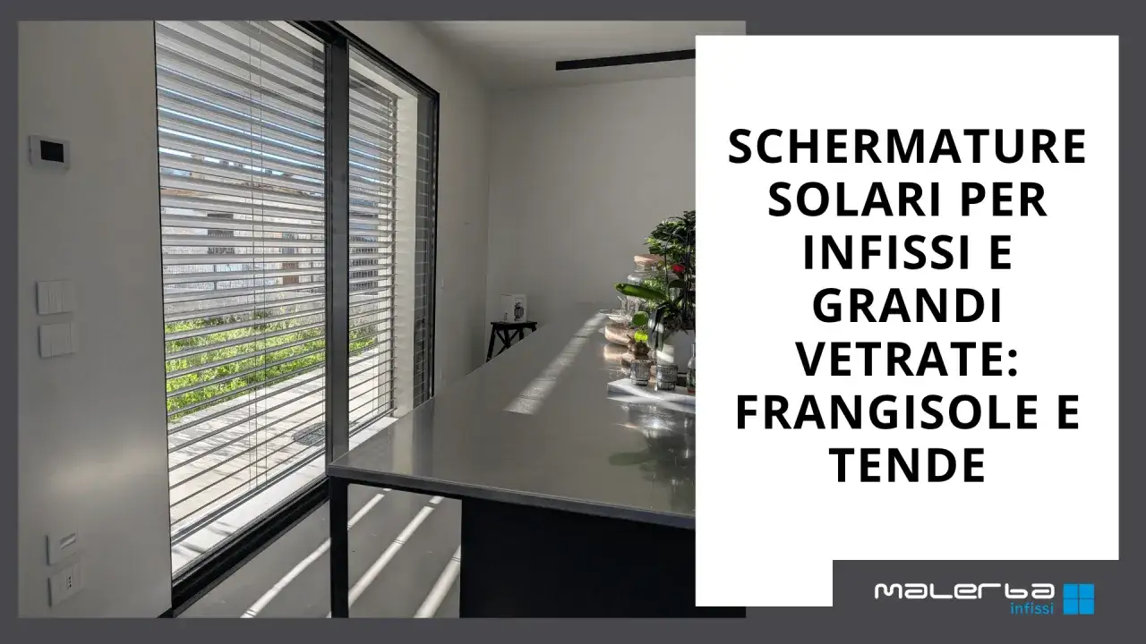 Interno moderno con grandi vetrate oscurate da frangisole, ideali per una casa a risparmio energetico.