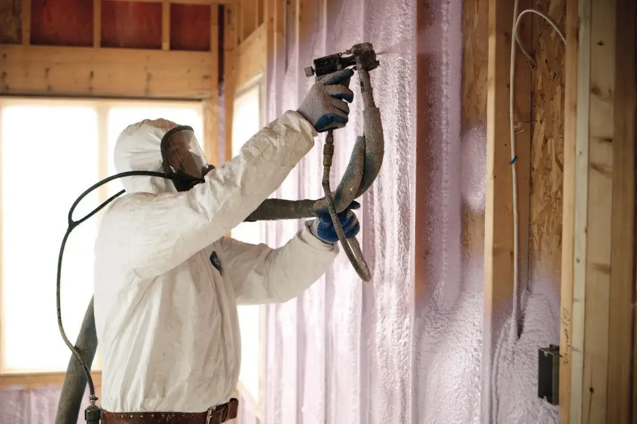Applicazione di schiuma isolante per pareti interne, un passo fondamentale per come risparmiare energia in casa.