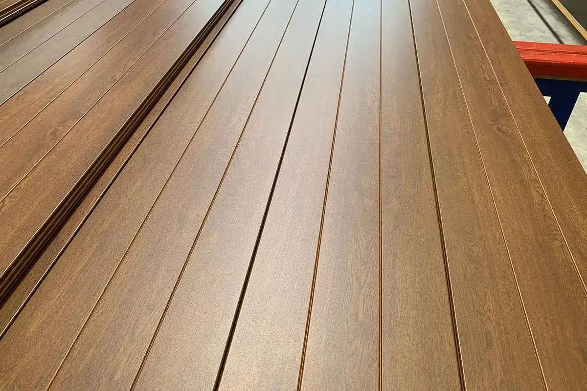Pannelli in alluminio color legno, perfetti per un look naturale e resistente.