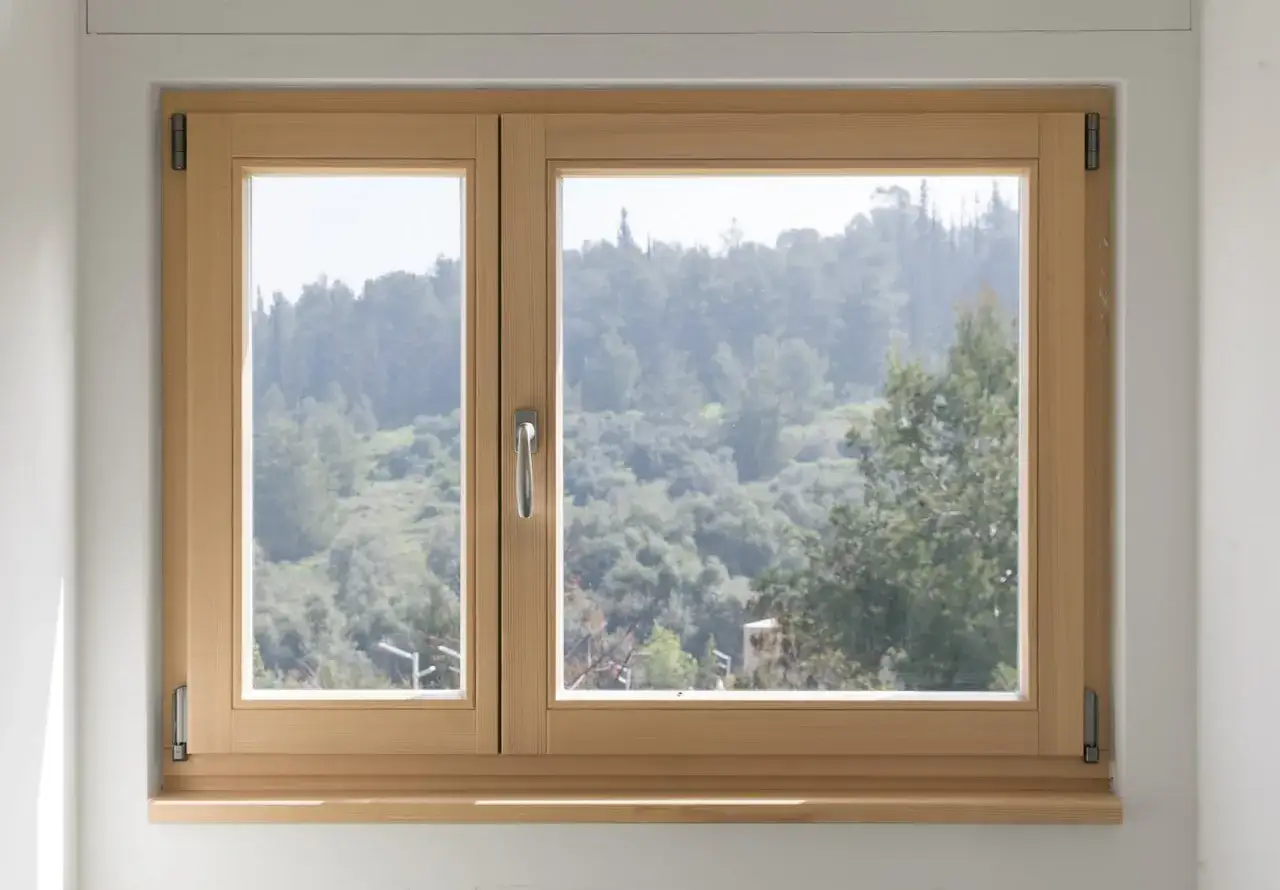 Finestra in legno con doppi vetri, ideale per garantire un'ottima classe energetica e un ambiente confortevole.