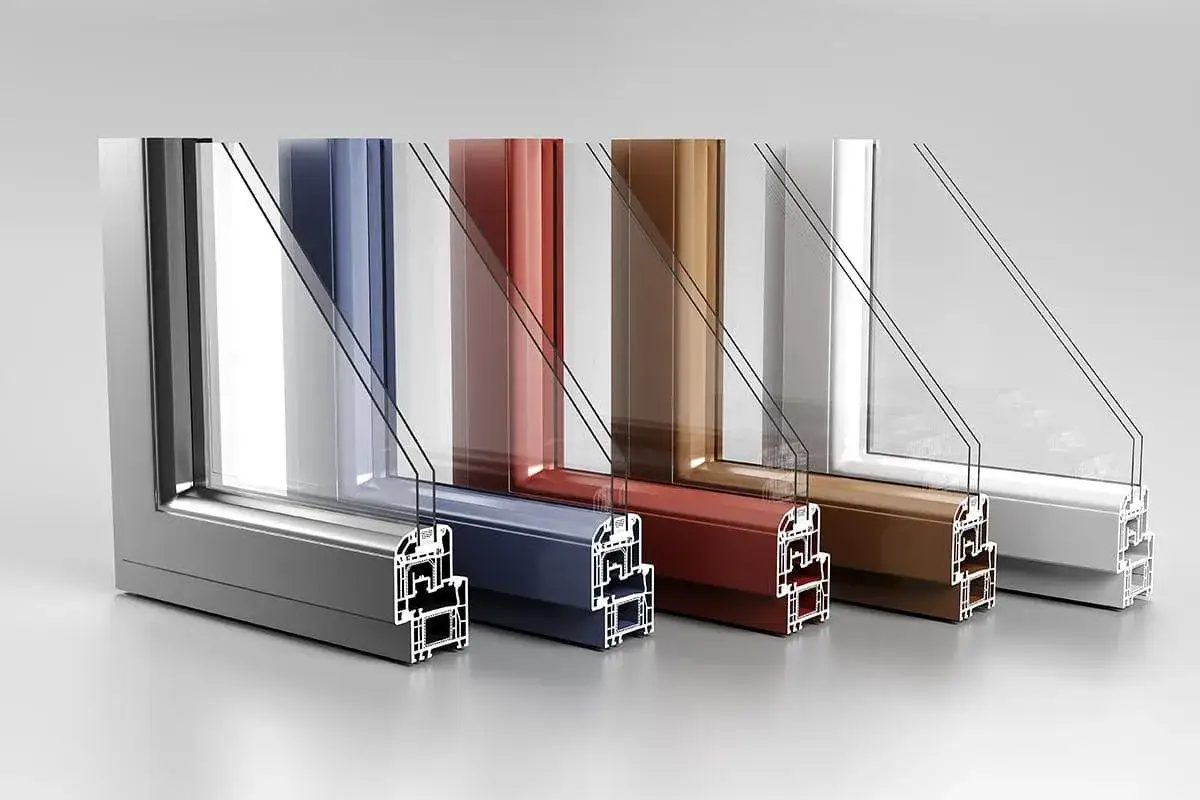 Sezioni di finestre in diversi colori: grigio alluminio, blu, rosso, marrone e bianco. Confronto visivo per capire meglio: meglio pvc o alluminio.