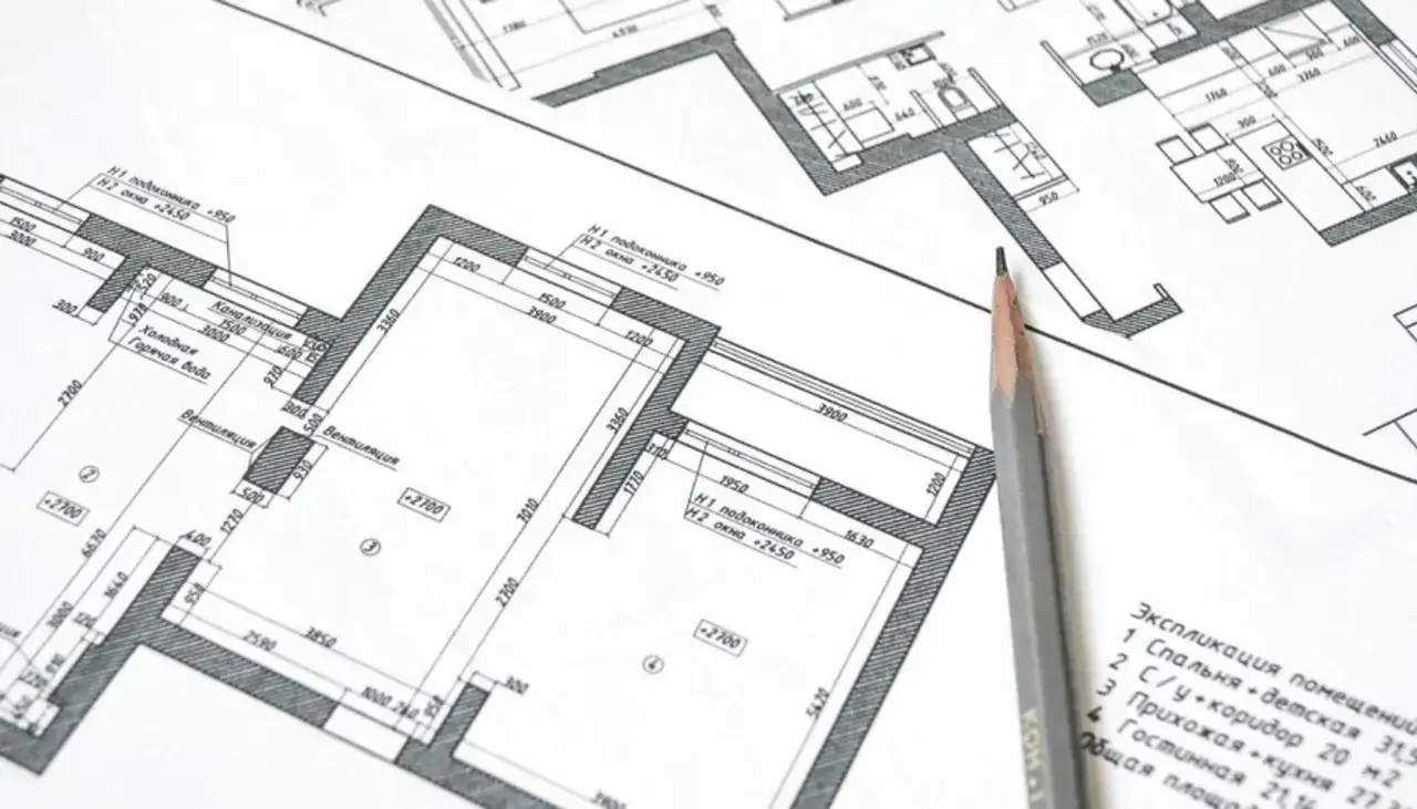Disegno tecnico con matita. Si discute quanto costa aprire una CILA per ristrutturazioni, con dettagli su spazi e misure.