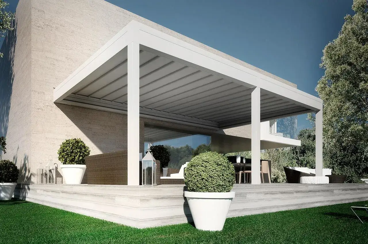 Tettoia moderna con struttura bianca, ideale per chiudere uno spazio esterno senza permessi, creando un'area relax con divani e tavolo.