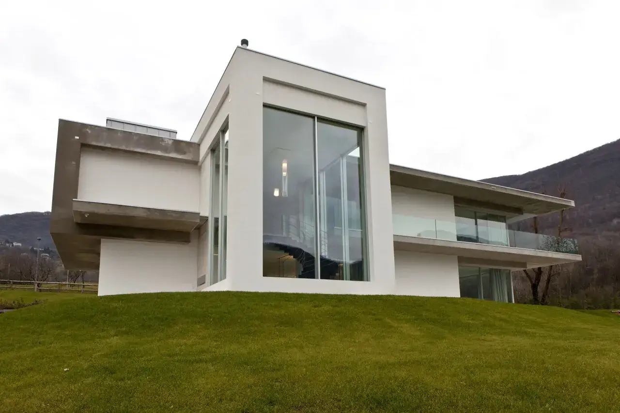 Villa moderna con ampie finestre per vano scale che illuminano la scala interna a vista.